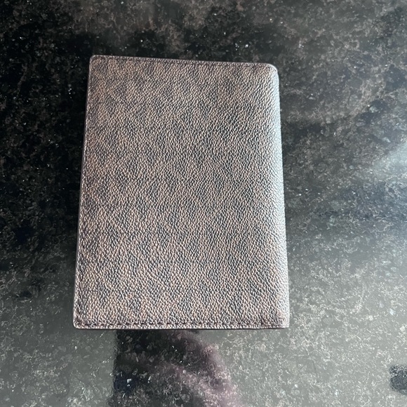 Micheal kors passport holder - Picture 3 of 3